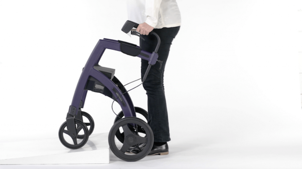 Supera los bordillos con tu andador con asiento convertible en silla de ruedas
