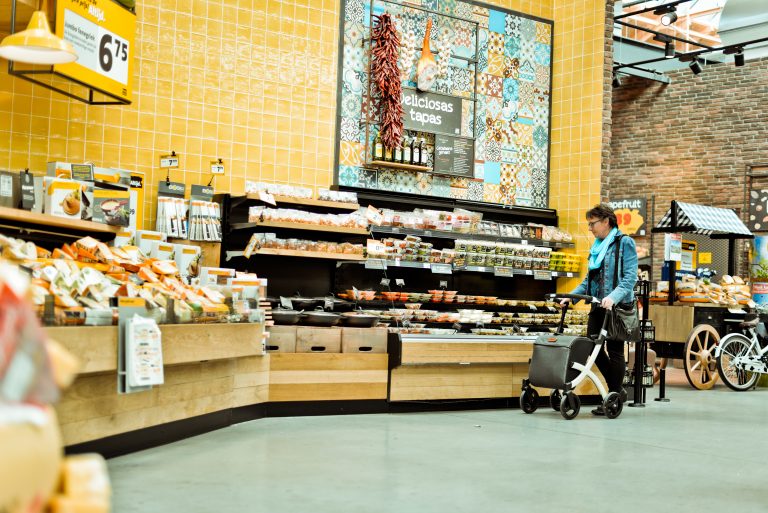 De compras en el supermercado con el andador Rollz Flex