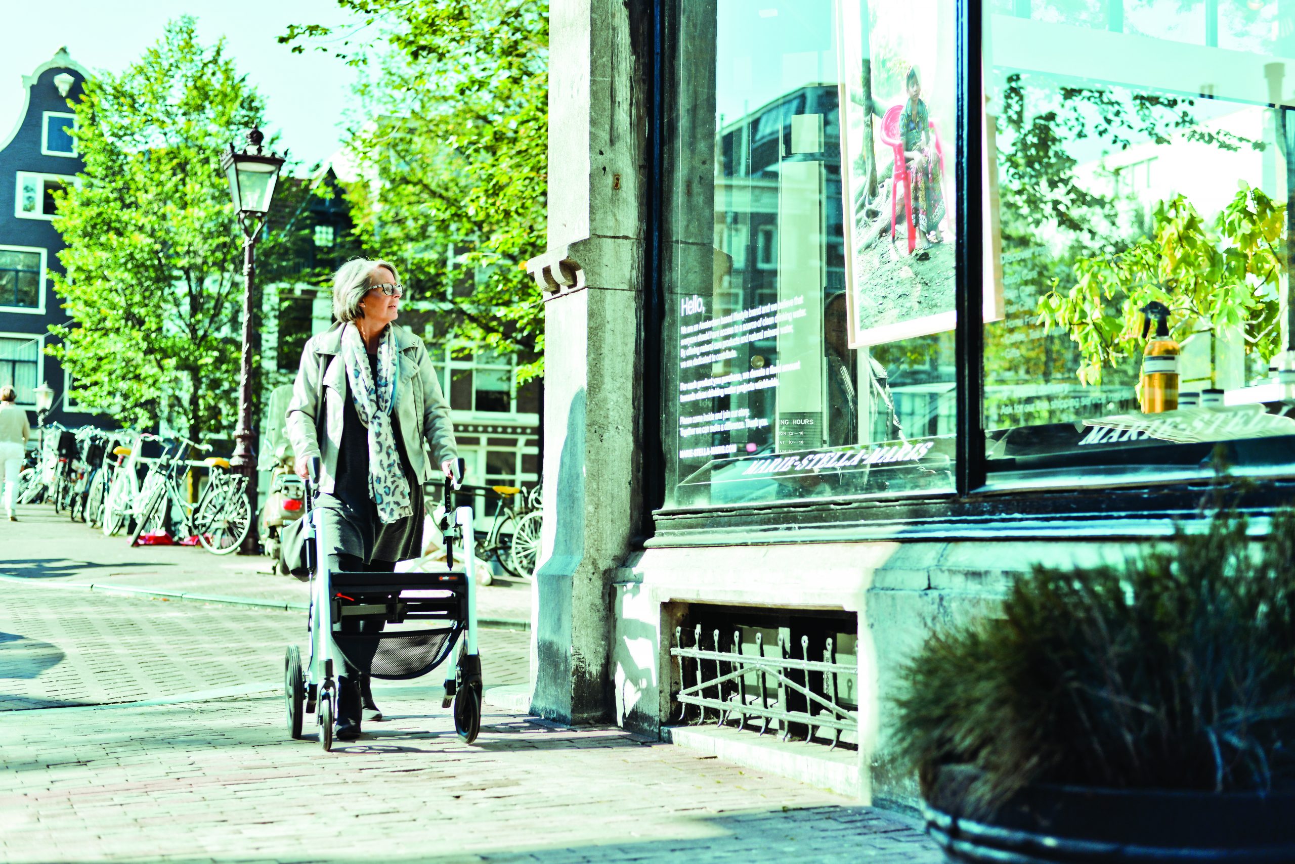 Paseando por la calle con el andador Rollz Motion