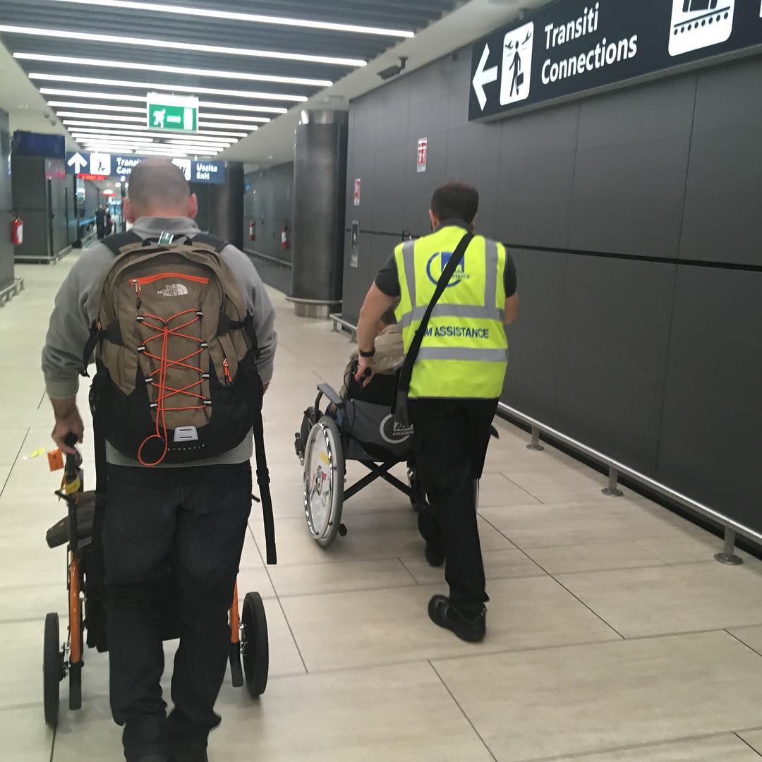Viajar con andador o silla de ruedas en avión.