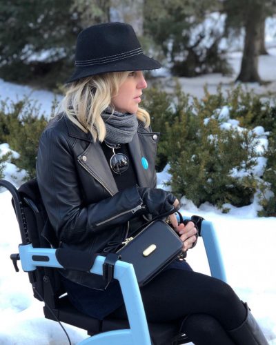 Ardra Shephard sentada en Rollz Motion