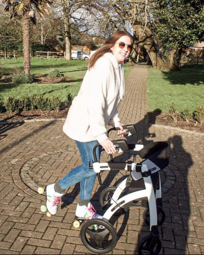 Samantha patinando Rollz Motion